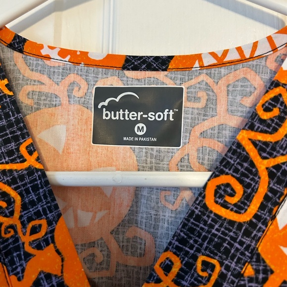 Women’s Halloween printed scrub top - Picture 3 of 7